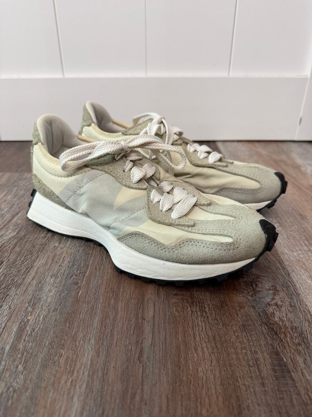 New Balance 327 women's sneaker in gray Arid Stone/Dockside Sz 7.5 EUC